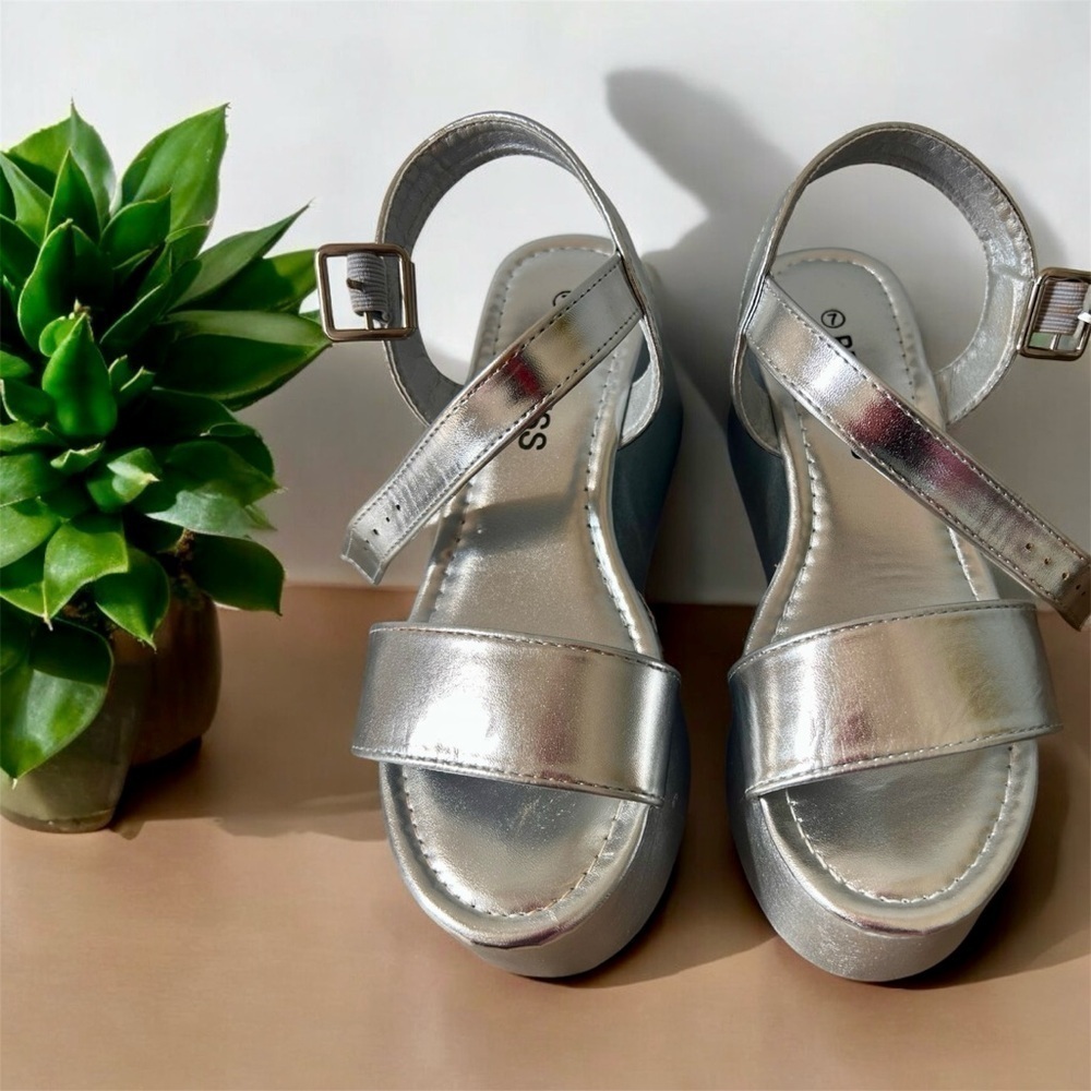 NEW - Bernie’s Wedges Size 7